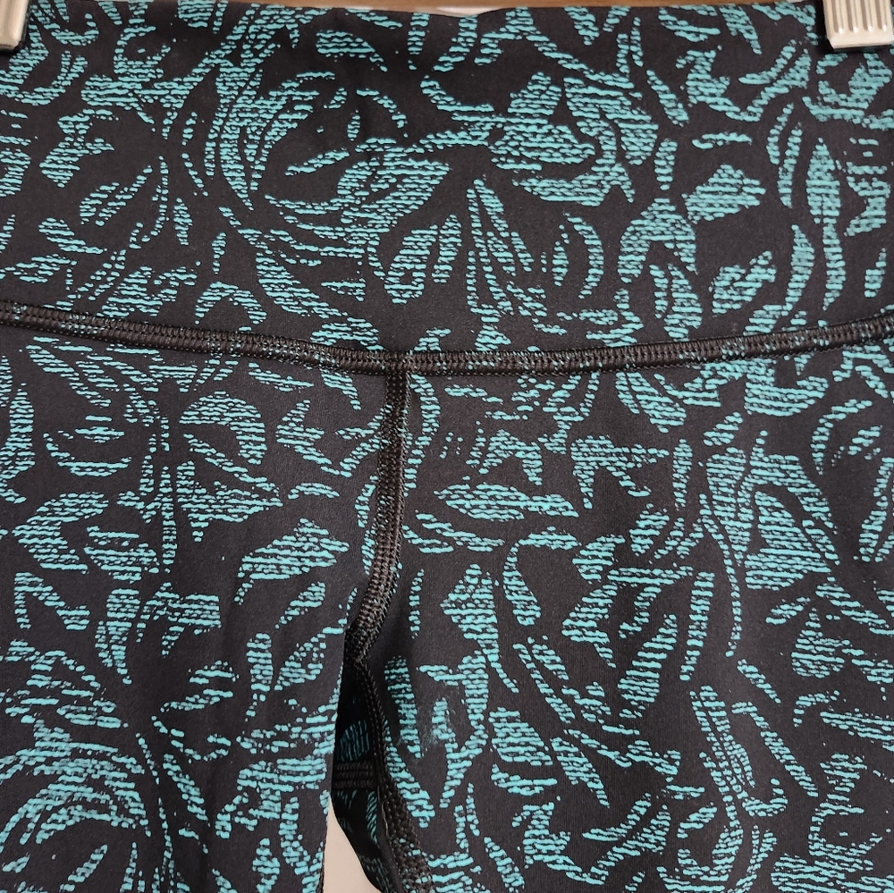 Absolutely gorgeous lululemon size 4 leggings 😍 - Picture 3 of 9